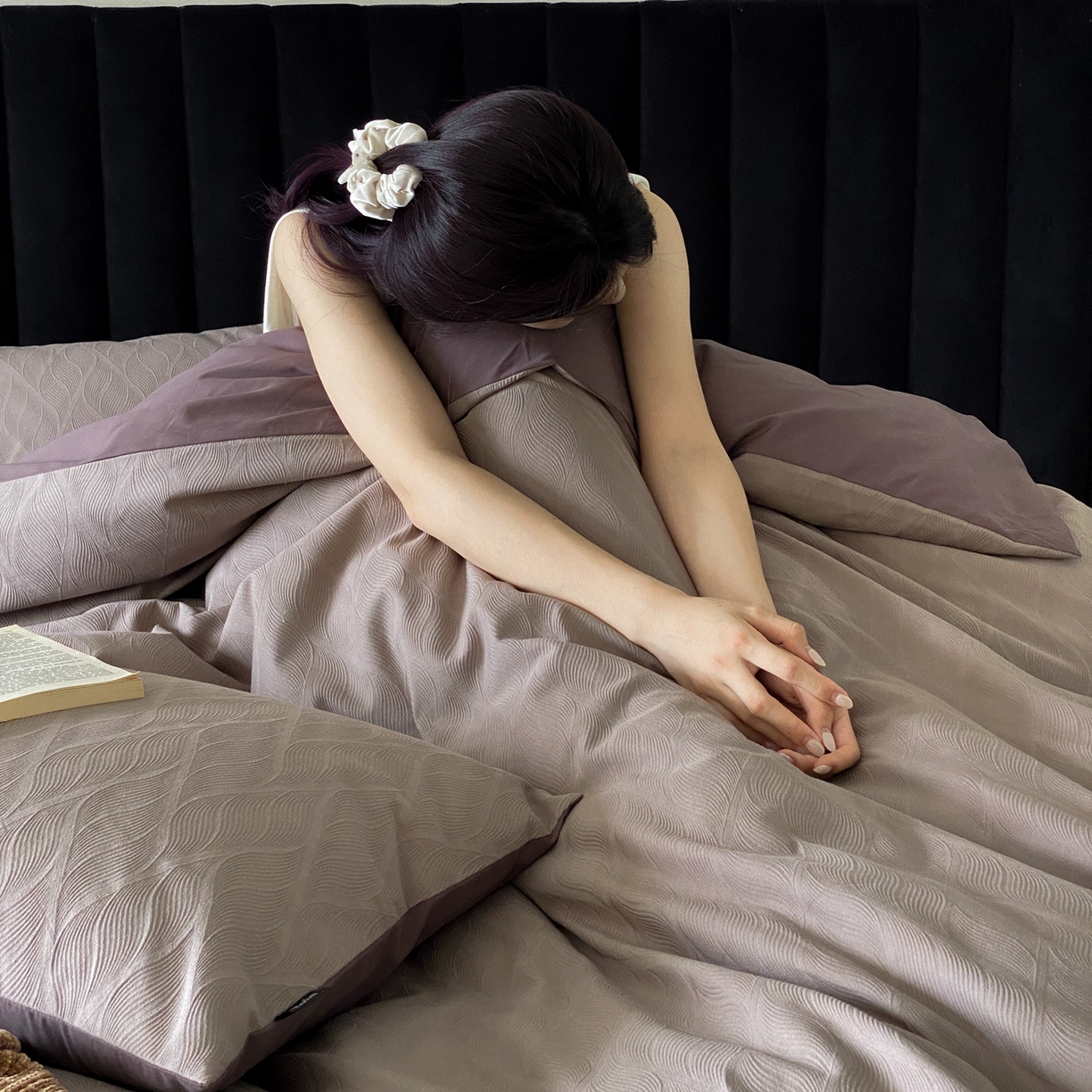 91家纺网 家纺一手货源 找家纺 玉宇阁家居 2025秋冬新品60s色织全棉纯棉磨毛大提花四件套-简约款 云玺-玄霜紫玉