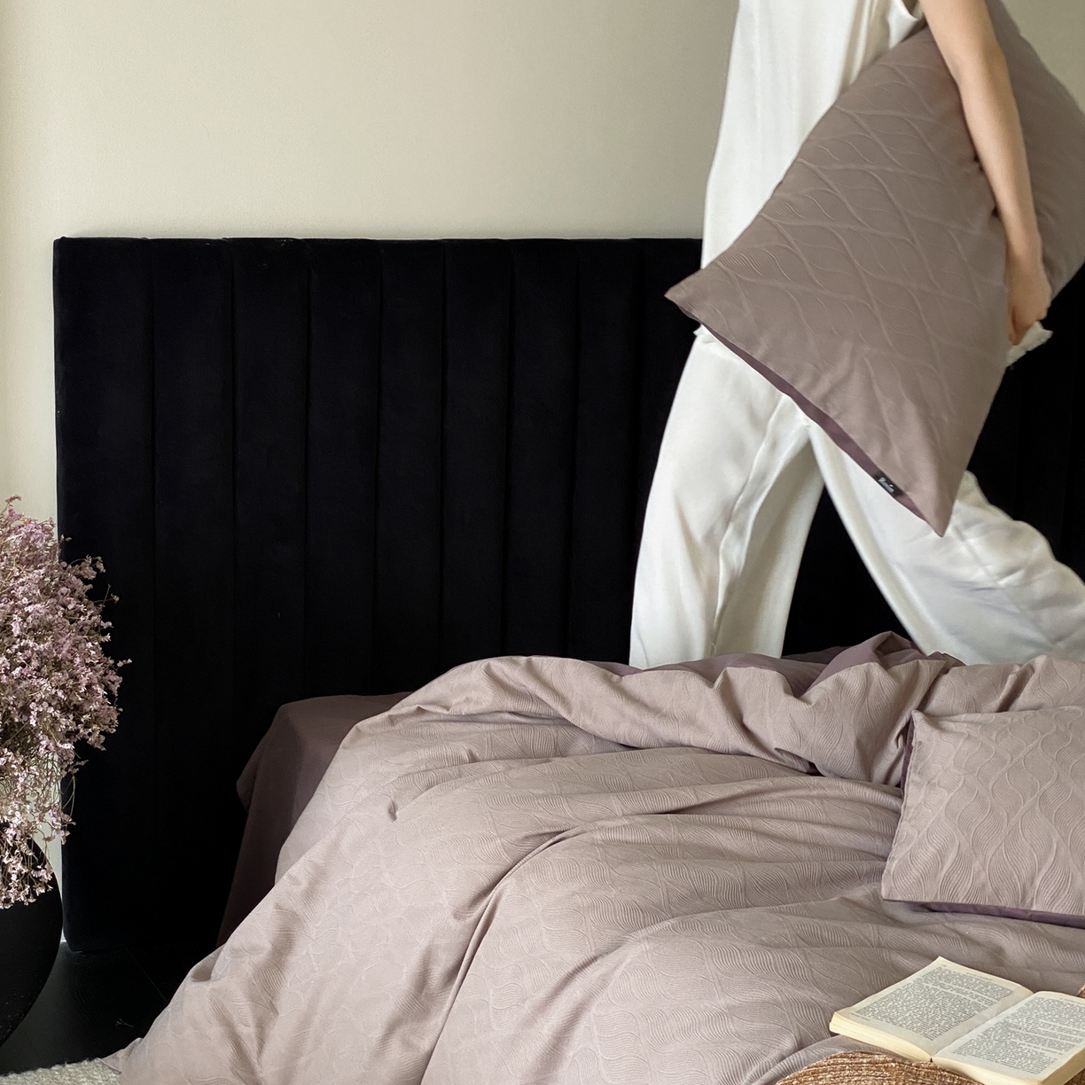 91家纺网 家纺一手货源 找家纺 玉宇阁家居 2025秋冬新品60s色织全棉纯棉磨毛大提花四件套-简约款 云玺-玄霜紫玉