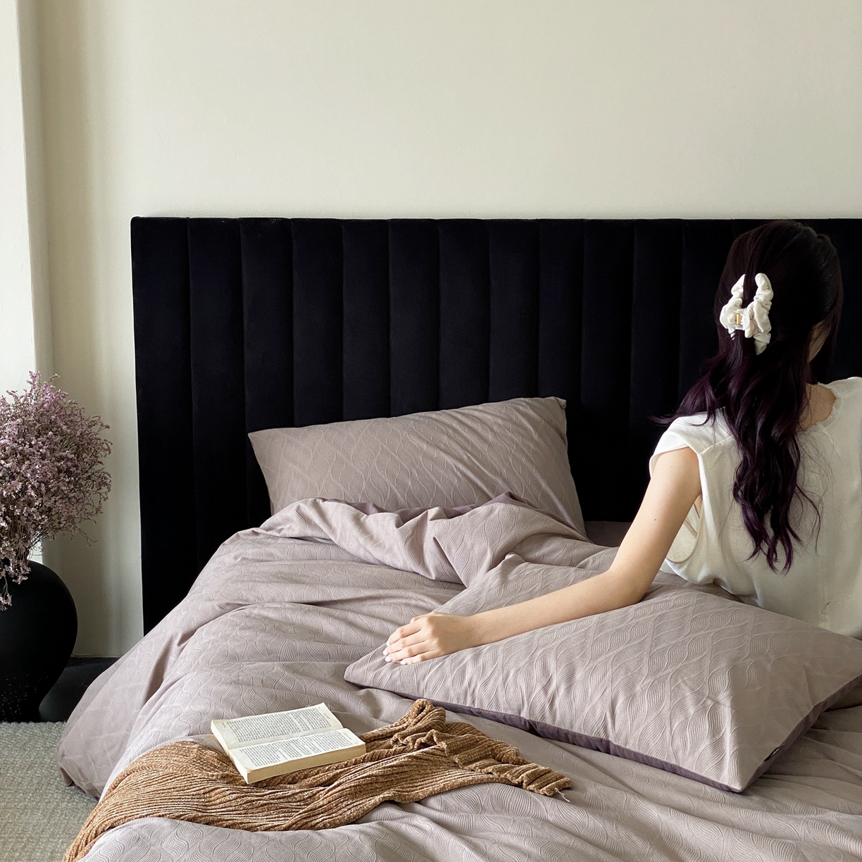 91家纺网 家纺一手货源 找家纺 玉宇阁家居 2025秋冬新品60s色织全棉纯棉磨毛大提花四件套-简约款 云玺-玄霜紫玉