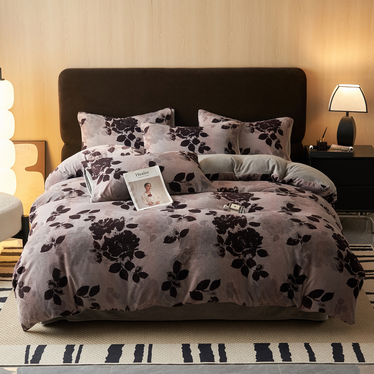 91家纺网 家纺一手货源 找家纺 吾诺家居 2025新款美拉德数码绒暖秋系列四件套 花意浓