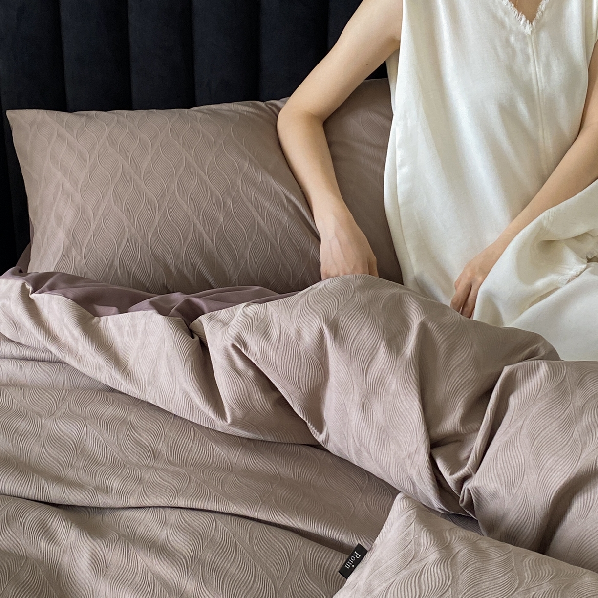 91家纺网 家纺一手货源 找家纺 玉宇阁家居 2025秋冬新品60s色织全棉纯棉磨毛大提花四件套-简约款 云玺-玄霜紫玉