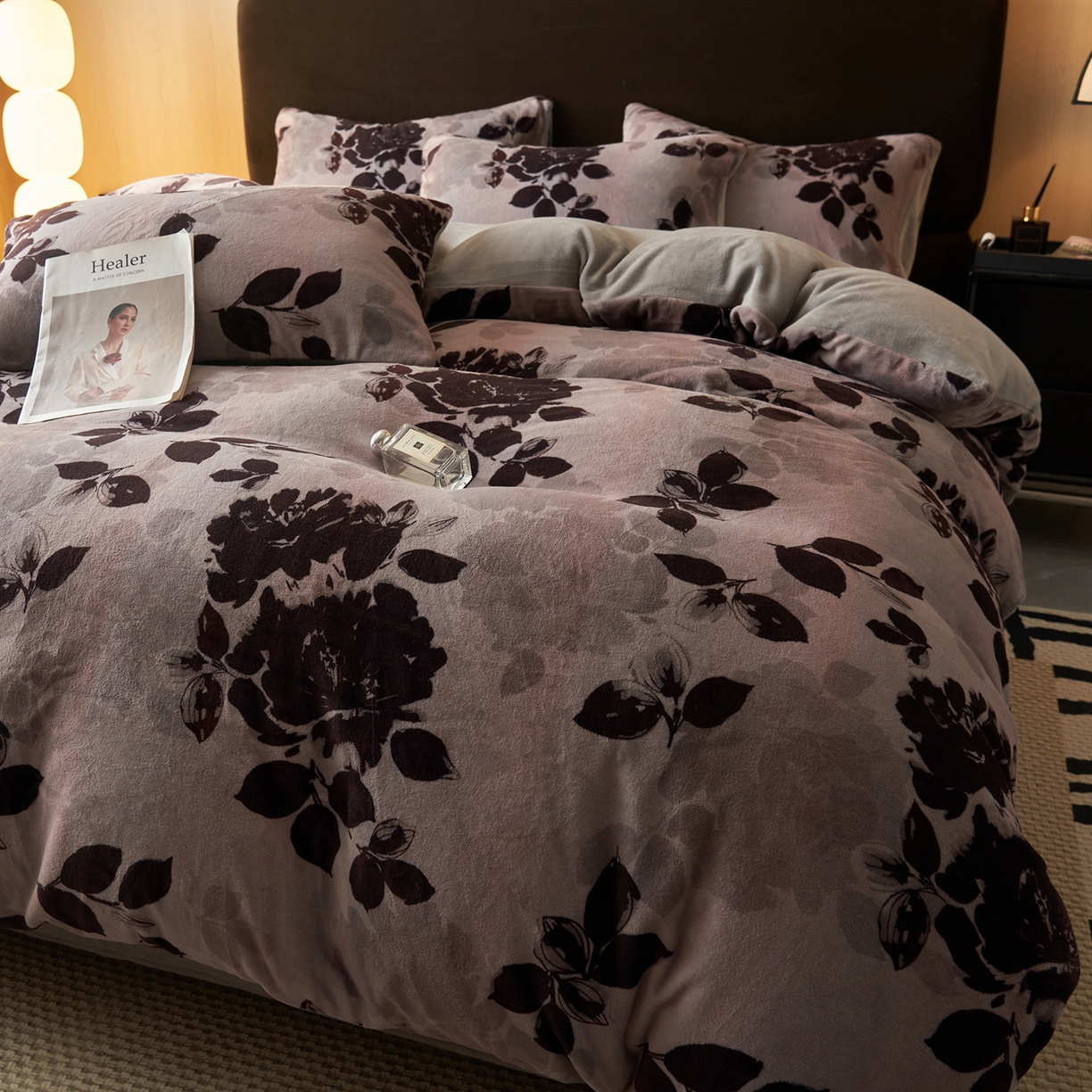 91家纺网 家纺一手货源 找家纺 吾诺家居 2025新款美拉德数码绒暖秋系列四件套 花意浓