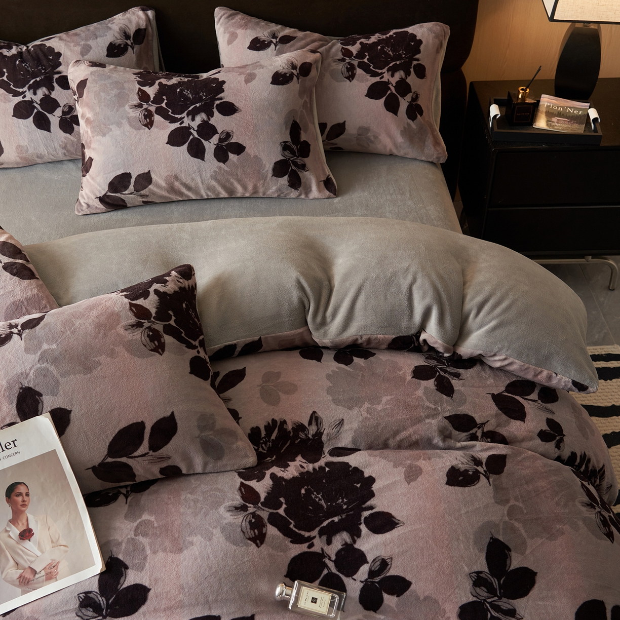 91家纺网 家纺一手货源 找家纺 吾诺家居 2025新款美拉德数码绒暖秋系列四件套 花意浓