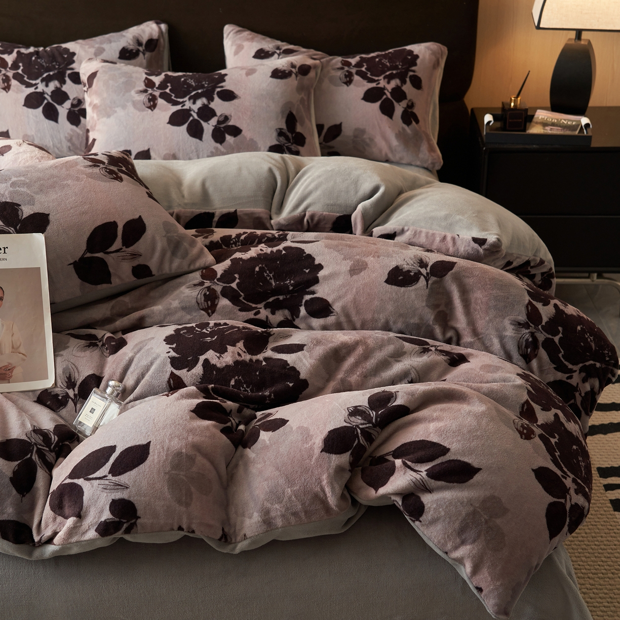 91家纺网 家纺一手货源 找家纺 吾诺家居 2025新款美拉德数码绒暖秋系列四件套 花意浓