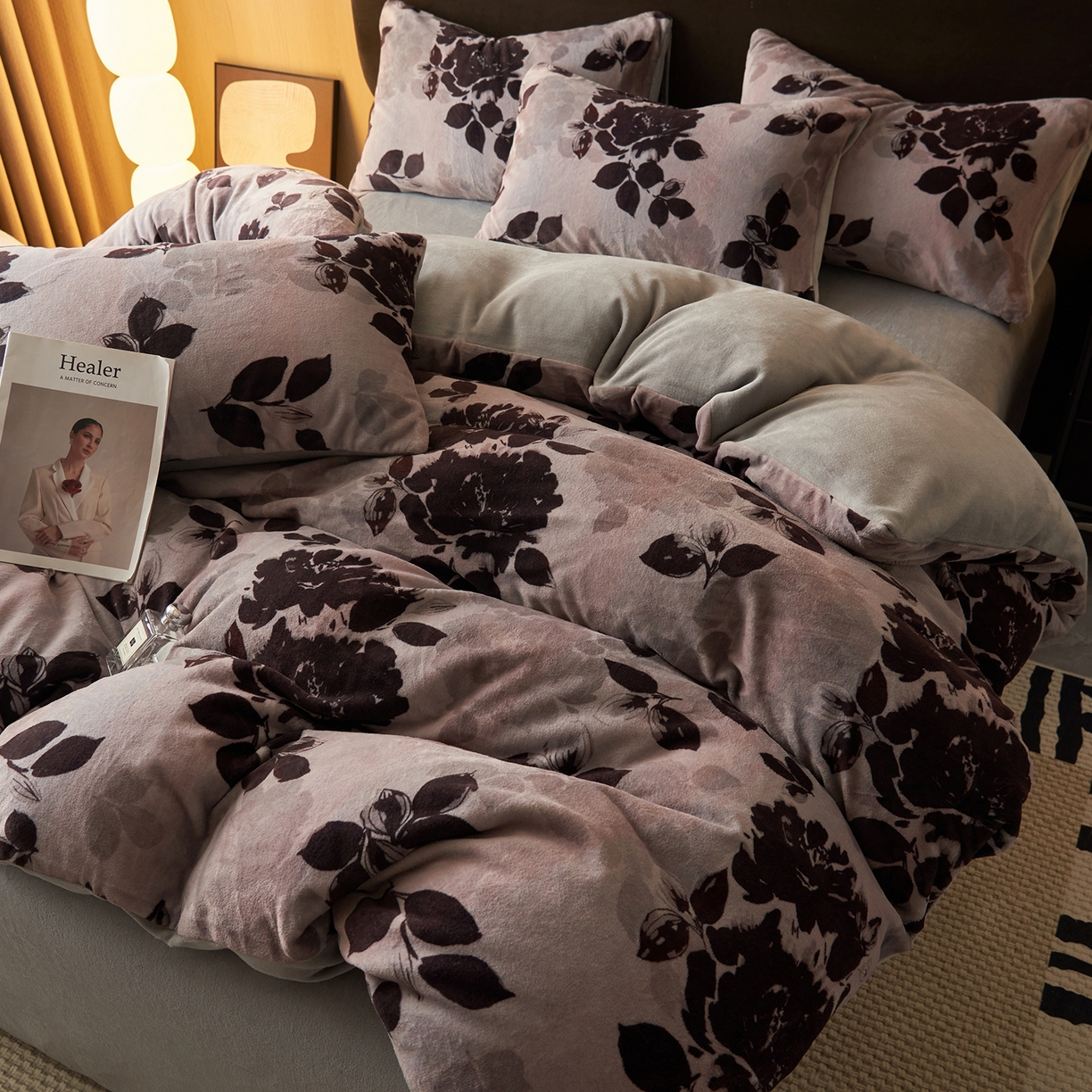 91家纺网 家纺一手货源 找家纺 吾诺家居 2025新款美拉德数码绒暖秋系列四件套 花意浓