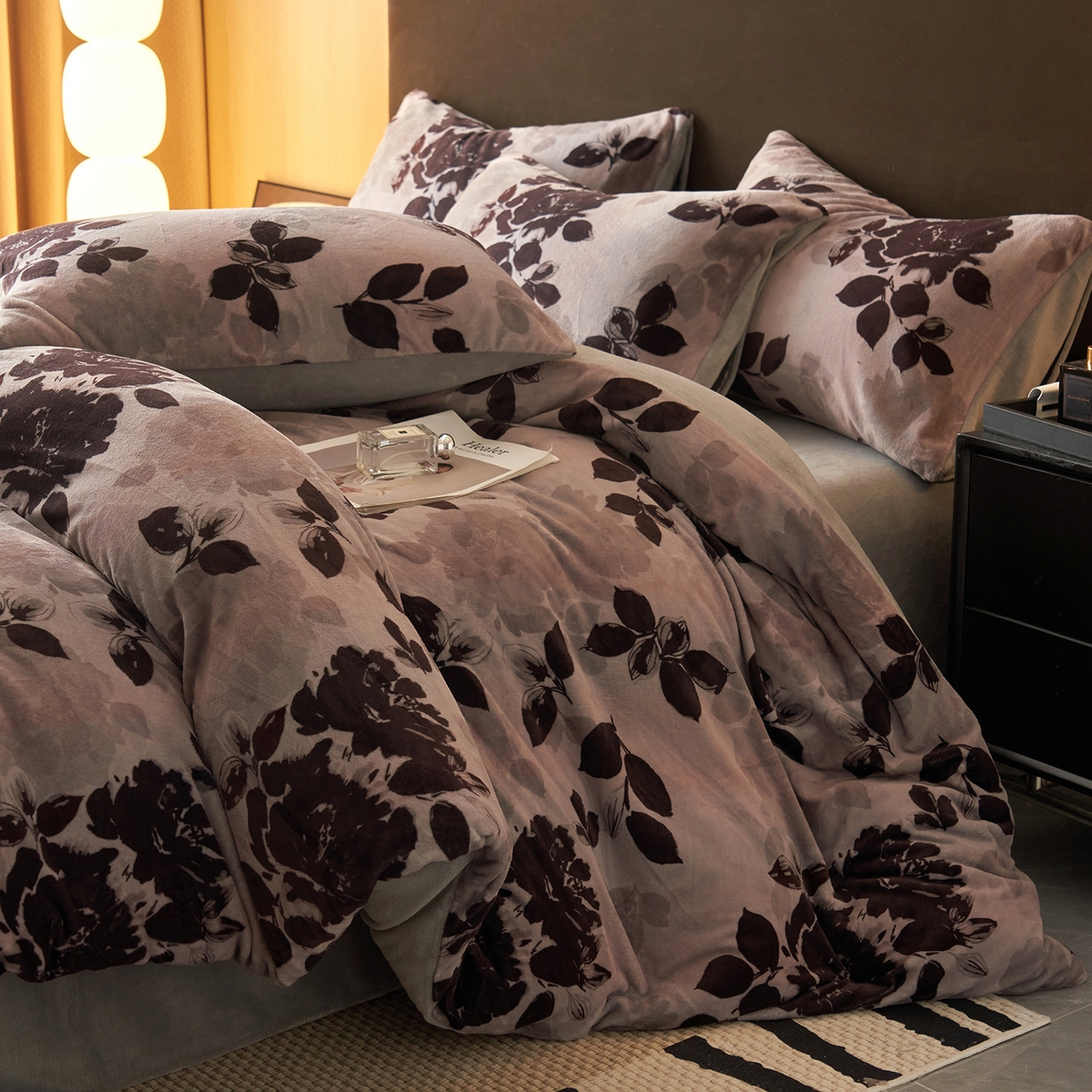 91家纺网 家纺一手货源 找家纺 吾诺家居 2025新款美拉德数码绒暖秋系列四件套 花意浓