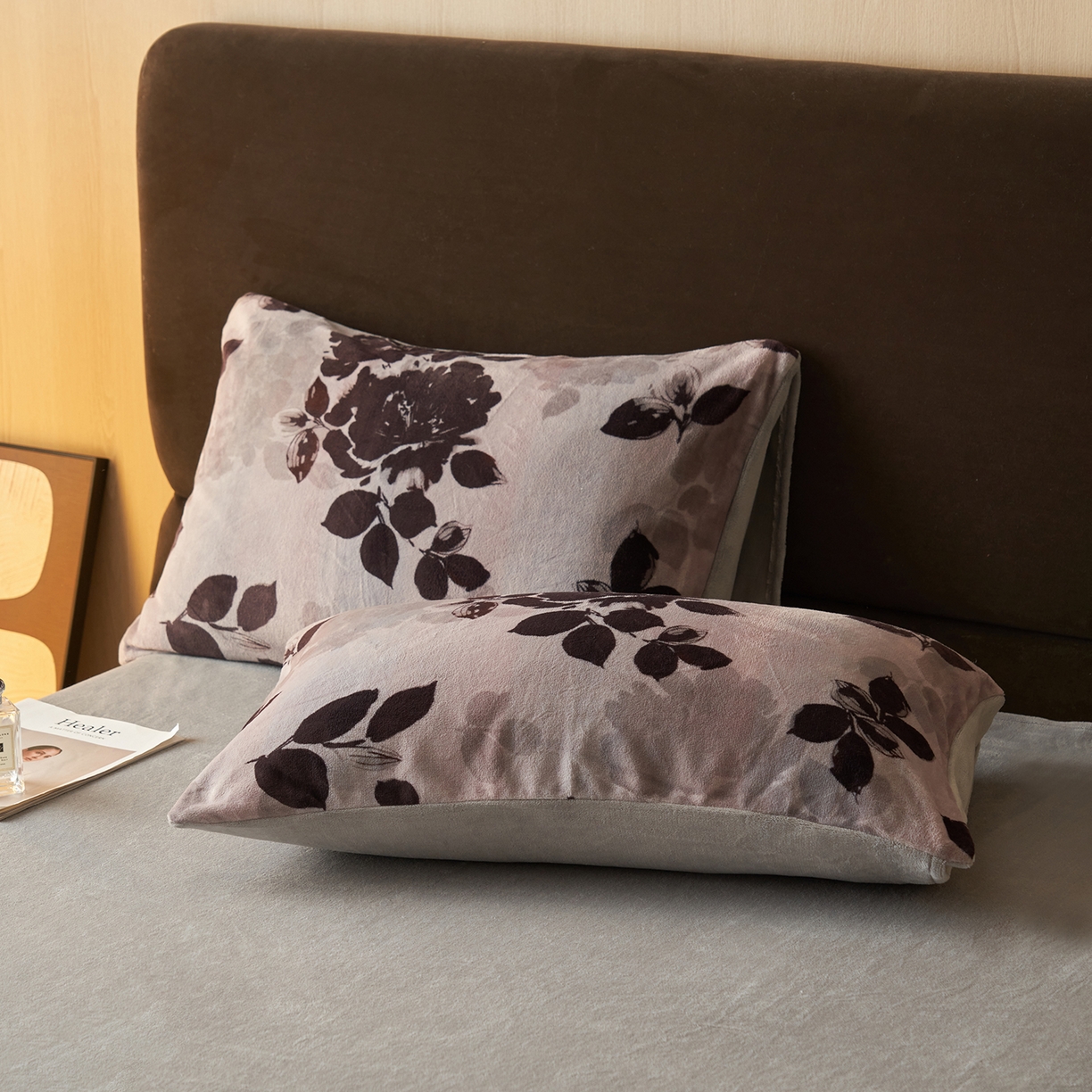 91家纺网 家纺一手货源 找家纺 吾诺家居 2025新款美拉德数码绒暖秋系列四件套 花意浓