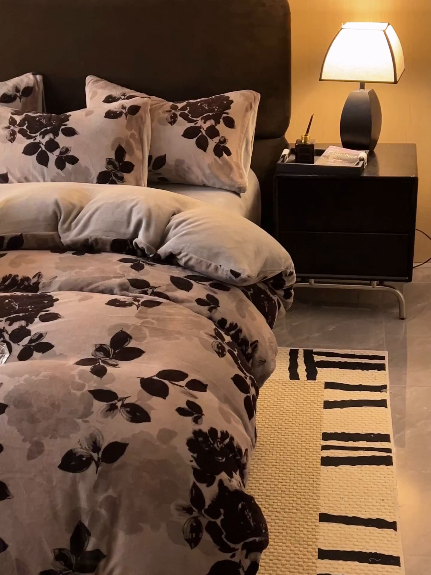 91家纺网 家纺一手货源 找家纺 吾诺家居 2025新款美拉德数码绒暖秋系列四件套 花意浓