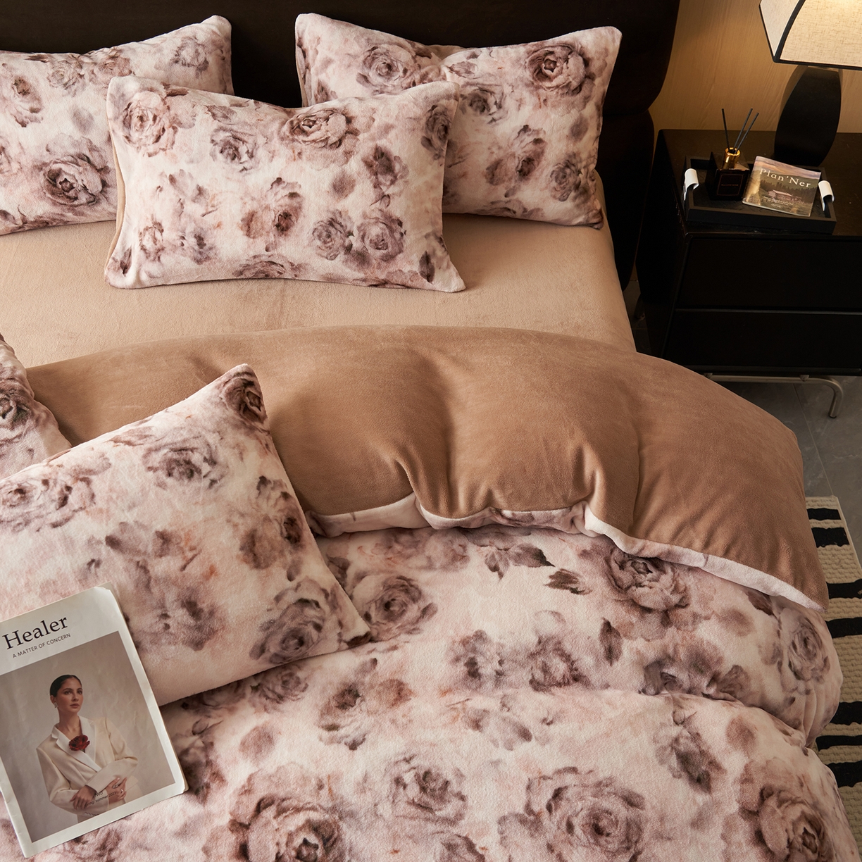 91家纺网 家纺一手货源 找家纺 吾诺家居 2025新款美拉德数码绒暖秋系列四件套 花韵