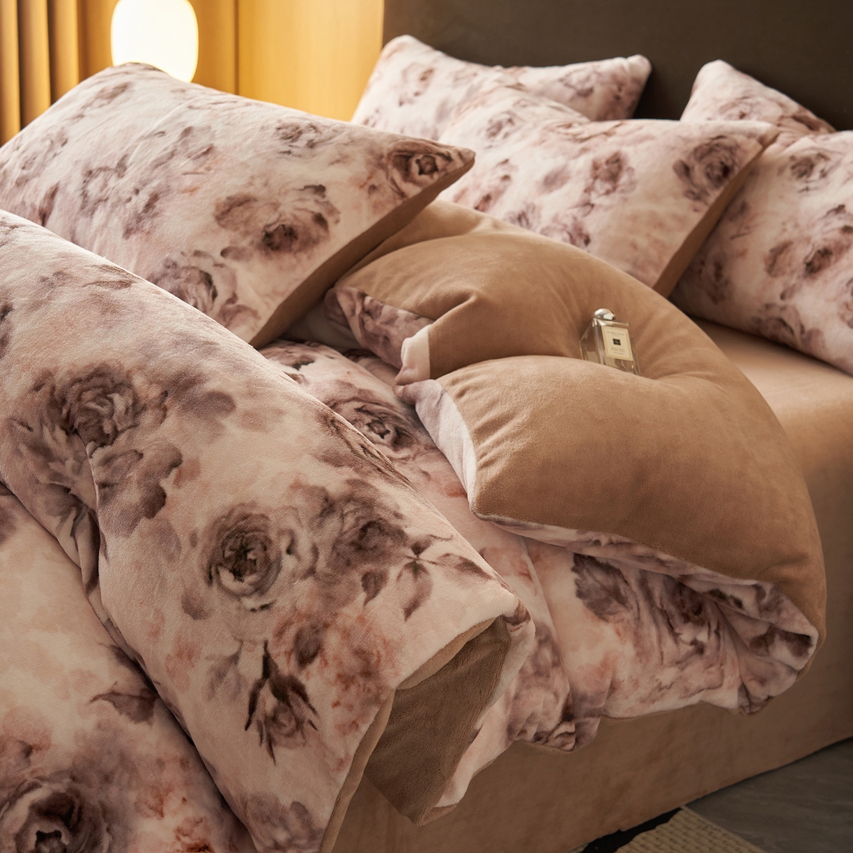 91家纺网 家纺一手货源 找家纺 吾诺家居 2025新款美拉德数码绒暖秋系列四件套 花韵