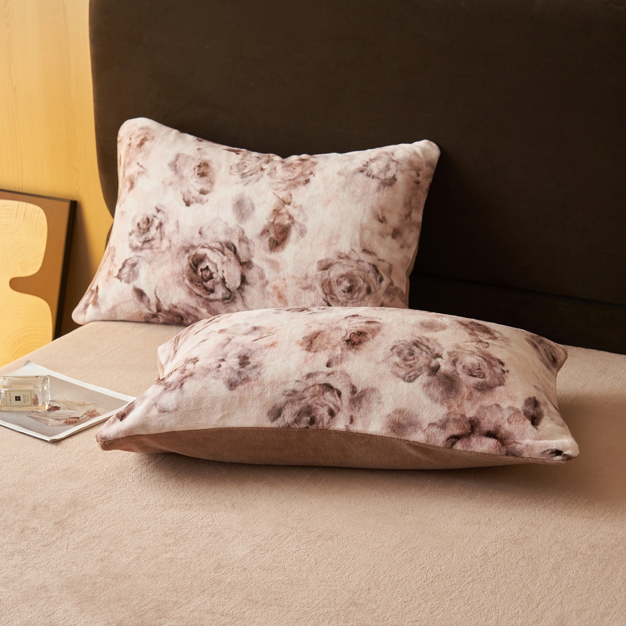 91家纺网 家纺一手货源 找家纺 吾诺家居 2025新款美拉德数码绒暖秋系列四件套 花韵