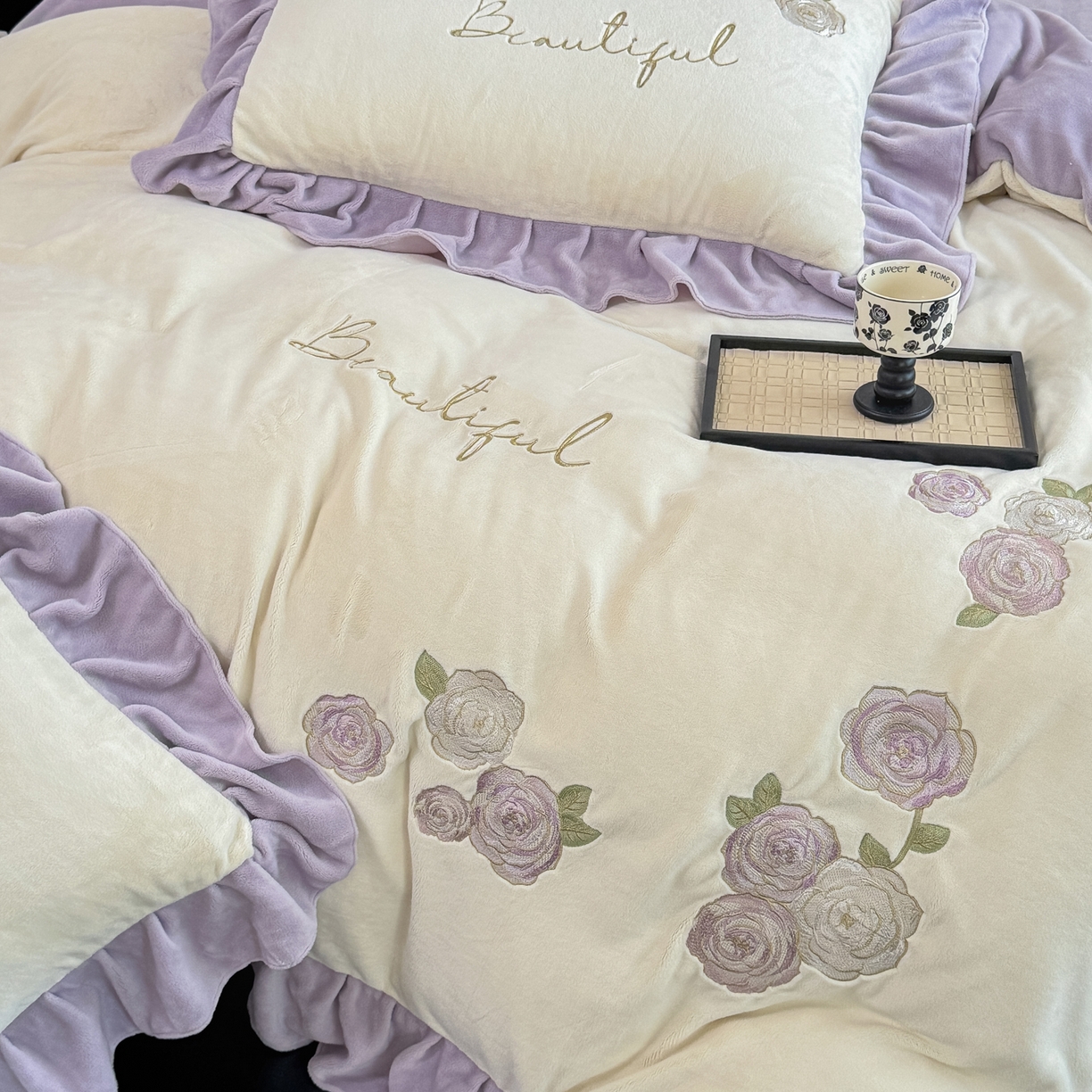 91家纺网 家纺一手货源 找家纺 （总）KA家纺 2025新款冬高克重刺绣床裙款花边款牛奶绒四件套-秘密花园系列