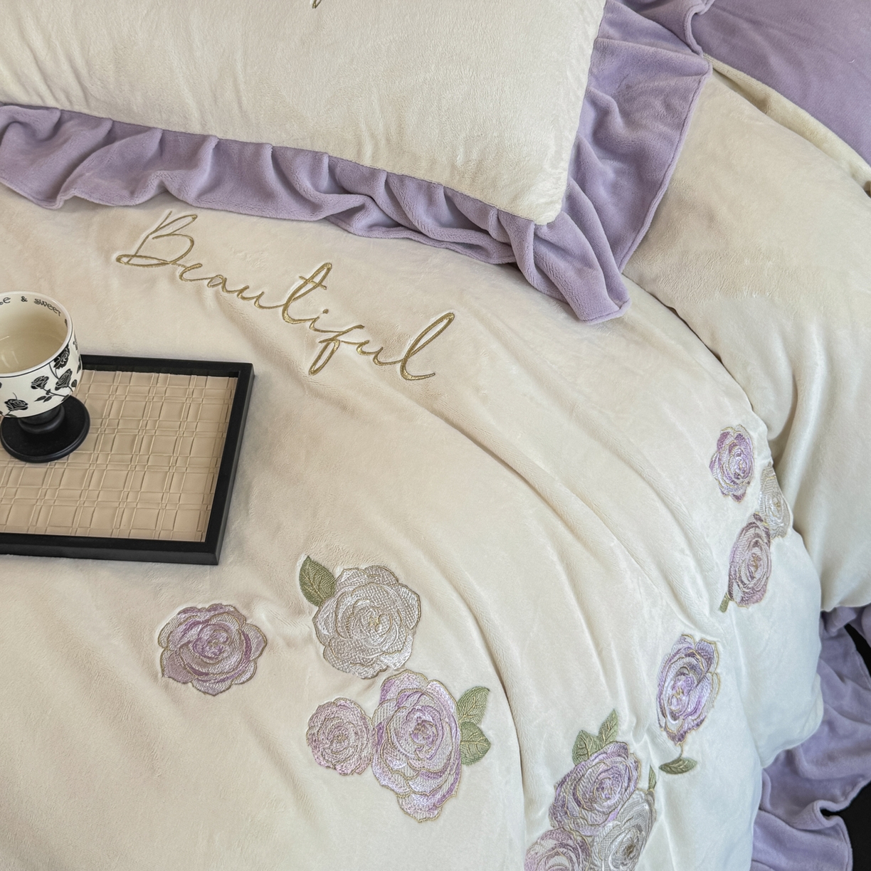 91家纺网 家纺一手货源 找家纺 （总）KA家纺 2025新款冬高克重刺绣床裙款花边款牛奶绒四件套-秘密花园系列