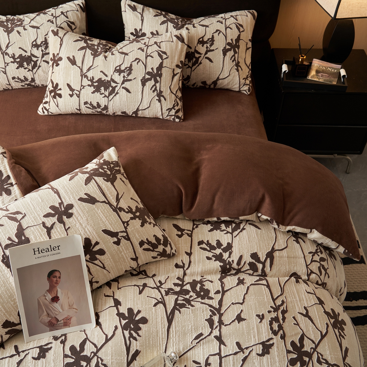 91家纺网 家纺一手货源 找家纺 吾诺家居 2025新款美拉德数码绒暖秋系列四件套 境玉森林