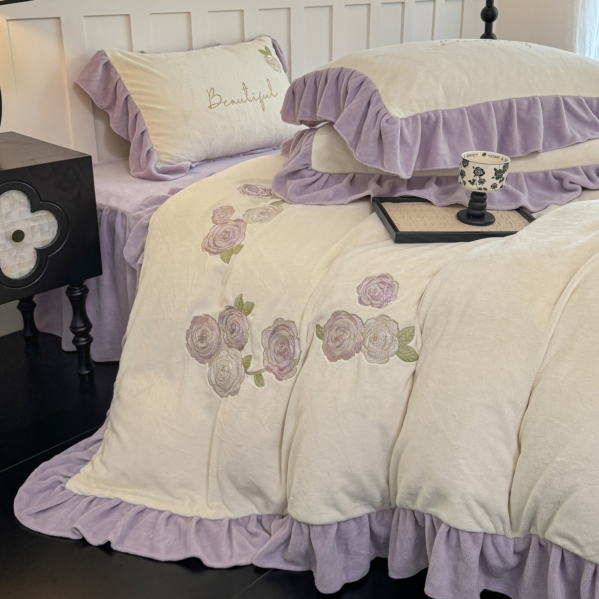 91家纺网 家纺一手货源 找家纺 （总）KA家纺 2025新款冬高克重刺绣床裙款花边款牛奶绒四件套-秘密花园系列