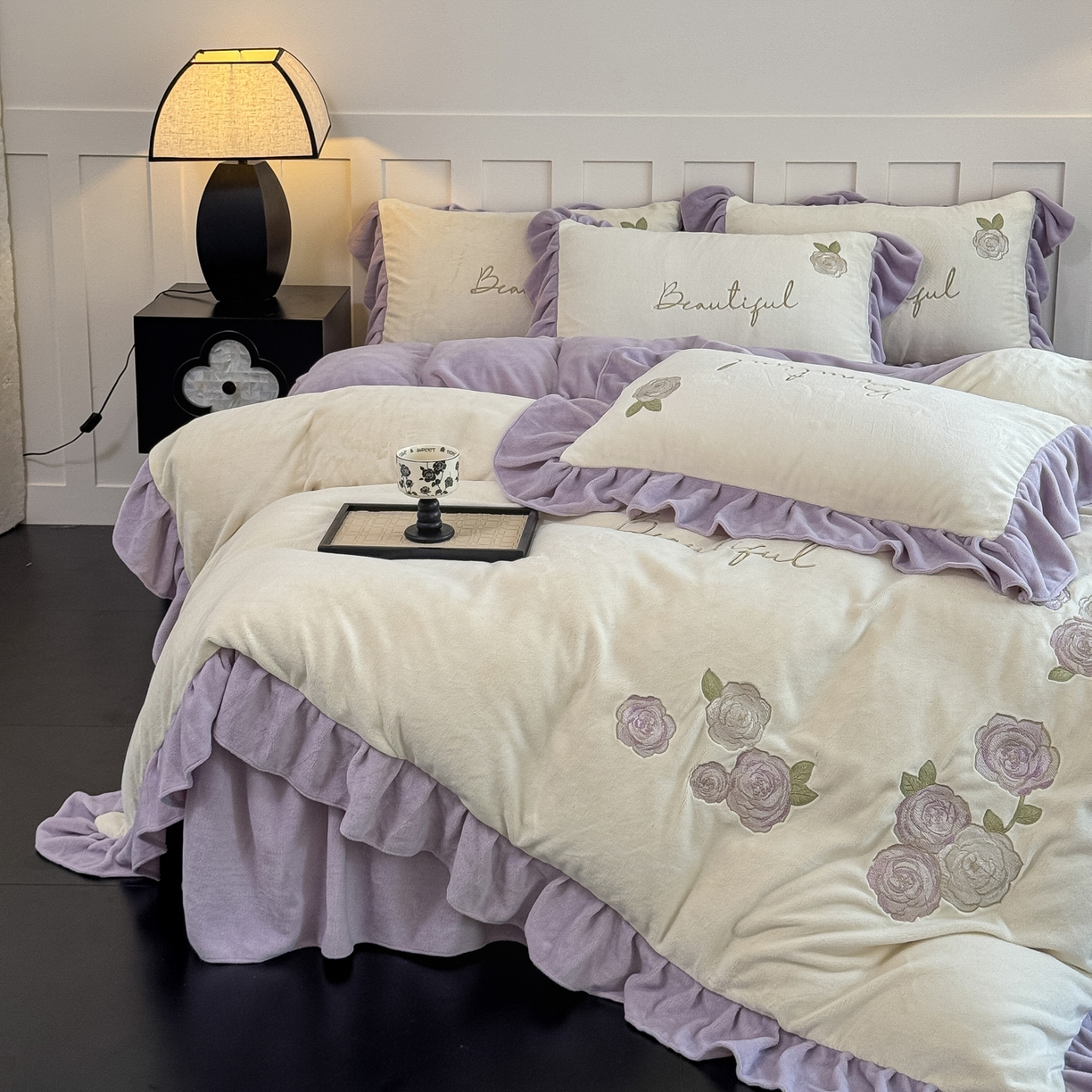 91家纺网 家纺一手货源 找家纺 （总）KA家纺 2025新款冬高克重刺绣床裙款花边款牛奶绒四件套-秘密花园系列