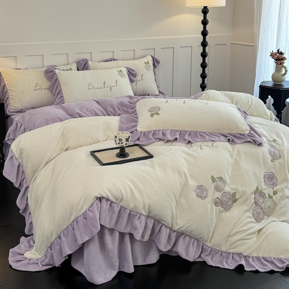 91家纺网 家纺一手货源 找家纺 （总）KA家纺 2025新款冬高克重刺绣床裙款花边款牛奶绒四件套-秘密花园系列