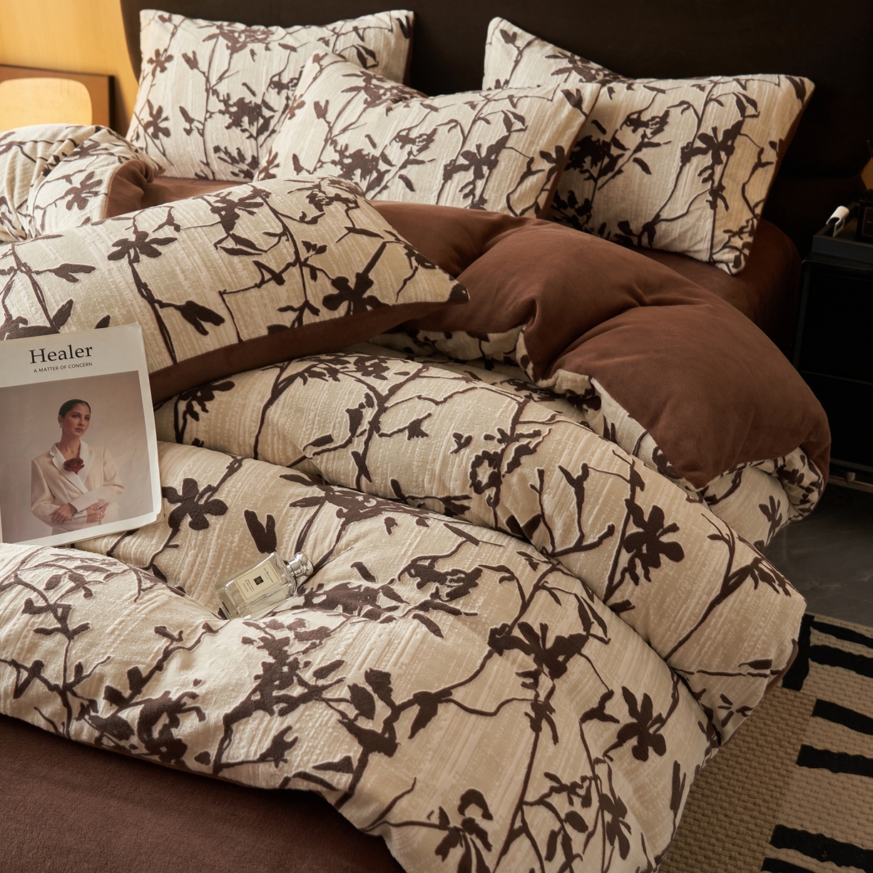 91家纺网 家纺一手货源 找家纺 吾诺家居 2025新款美拉德数码绒暖秋系列四件套 境玉森林