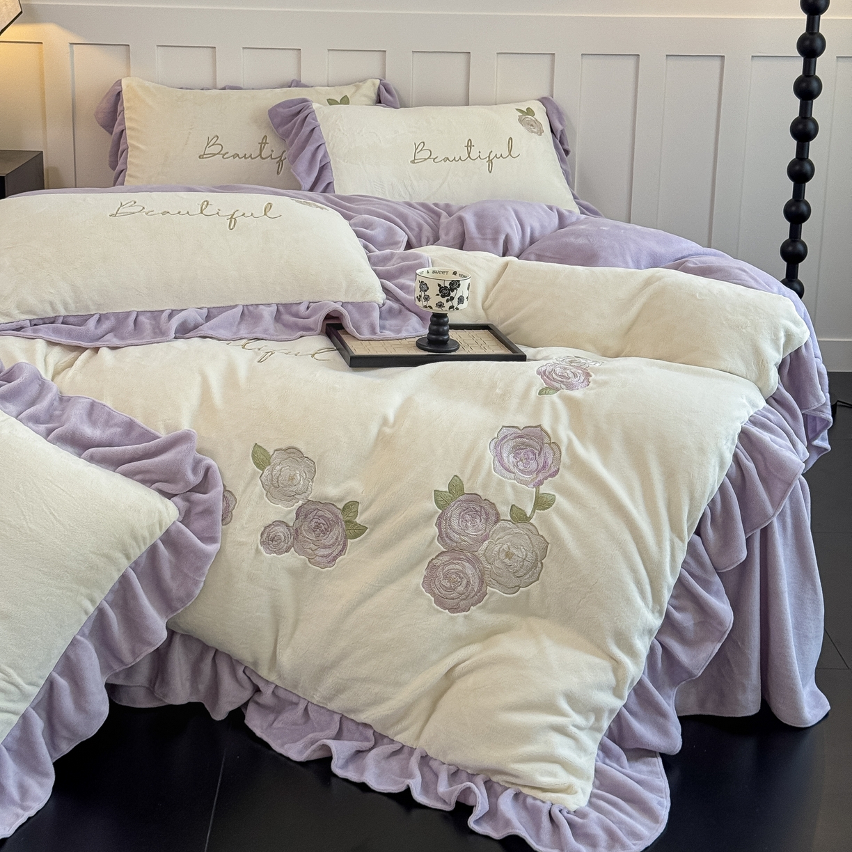 91家纺网 家纺一手货源 找家纺 （总）KA家纺 2025新款冬高克重刺绣床裙款花边款牛奶绒四件套-秘密花园系列