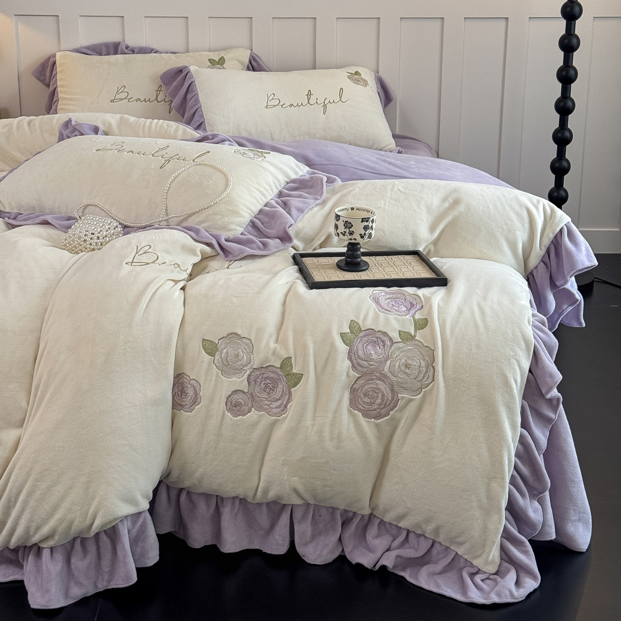 91家纺网 家纺一手货源 找家纺 （总）KA家纺 2025新款冬高克重刺绣床裙款花边款牛奶绒四件套-秘密花园系列