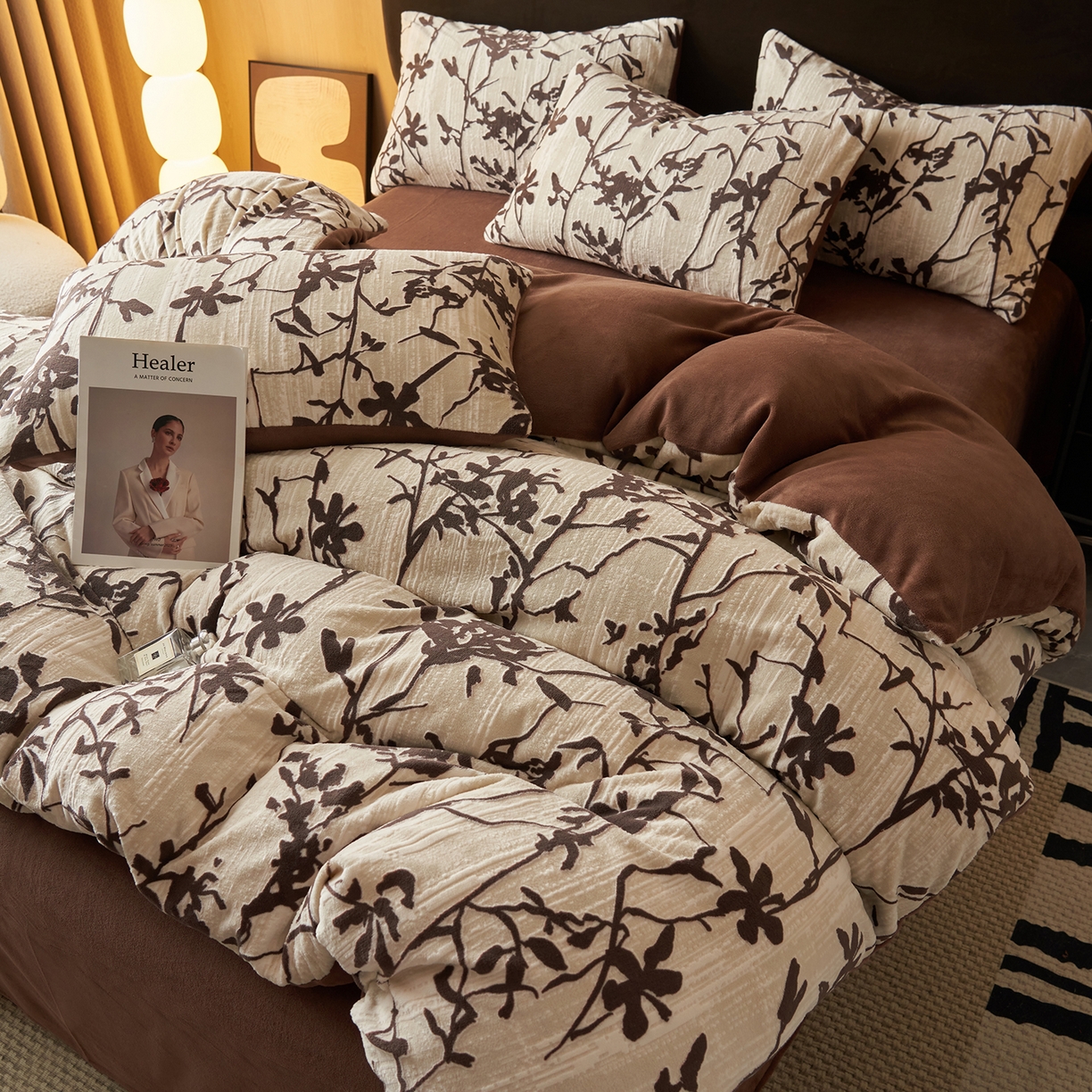 91家纺网 家纺一手货源 找家纺 吾诺家居 2025新款美拉德数码绒暖秋系列四件套 境玉森林