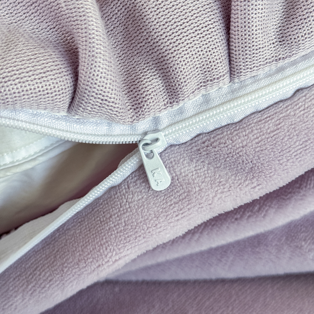 91家纺网 家纺一手货源 找家纺 （总）KA家纺 2025新款冬高克重刺绣床裙款花边款牛奶绒四件套-秘密花园系列