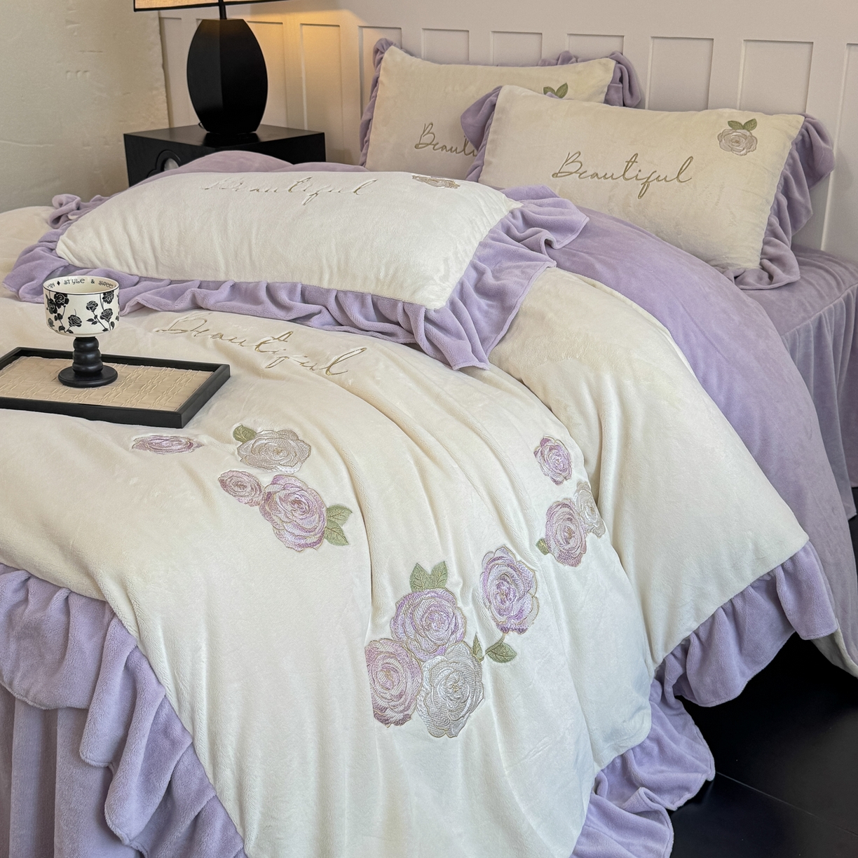 91家纺网 家纺一手货源 找家纺 （总）KA家纺 2025新款冬高克重刺绣床裙款花边款牛奶绒四件套-秘密花园系列