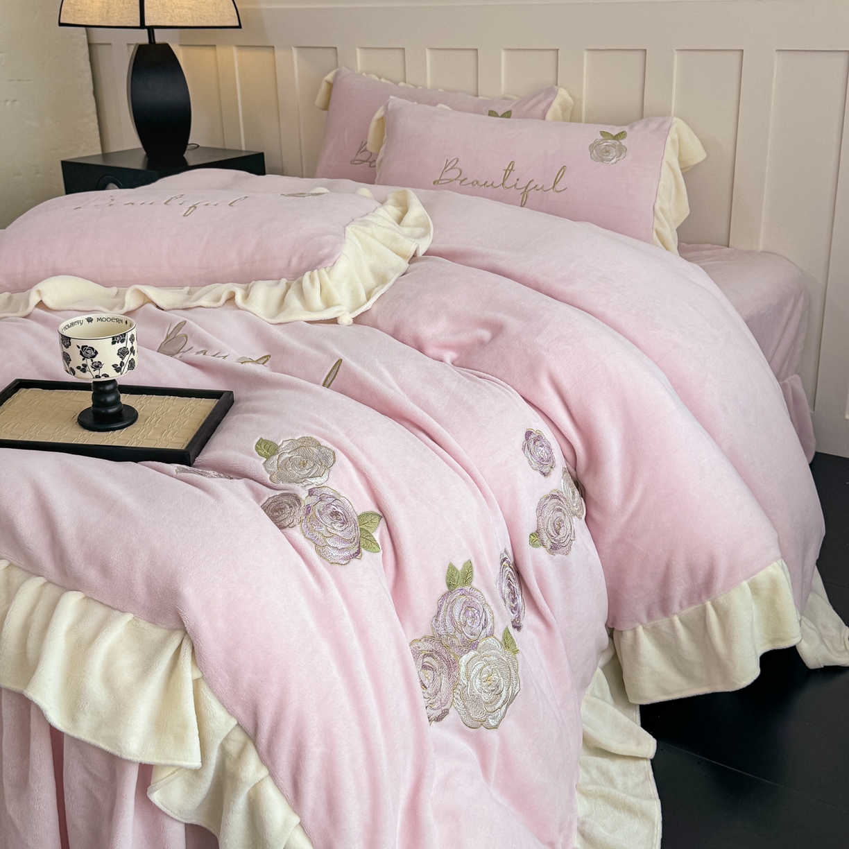 91家纺网 家纺一手货源 找家纺 （总）KA家纺 2025新款冬高克重刺绣床裙款花边款牛奶绒四件套-秘密花园系列