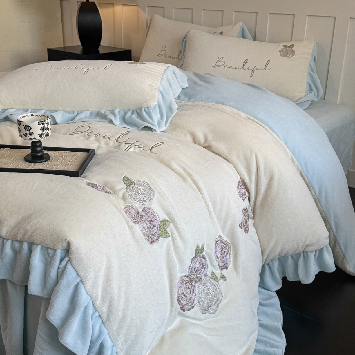 91家纺网 家纺一手货源 找家纺 （总）KA家纺 2025新款冬高克重刺绣床裙款花边款牛奶绒四件套-秘密花园系列