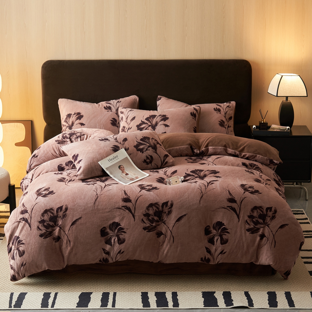 91家纺网 家纺一手货源 找家纺 吾诺家居 2025新款美拉德数码绒暖秋系列四件套 拿铁玫瑰