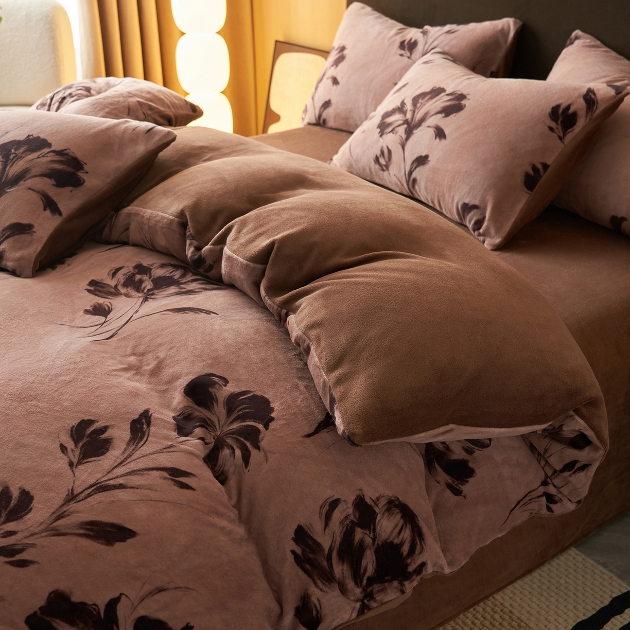 91家纺网 家纺一手货源 找家纺 吾诺家居 2025新款美拉德数码绒暖秋系列四件套 拿铁玫瑰