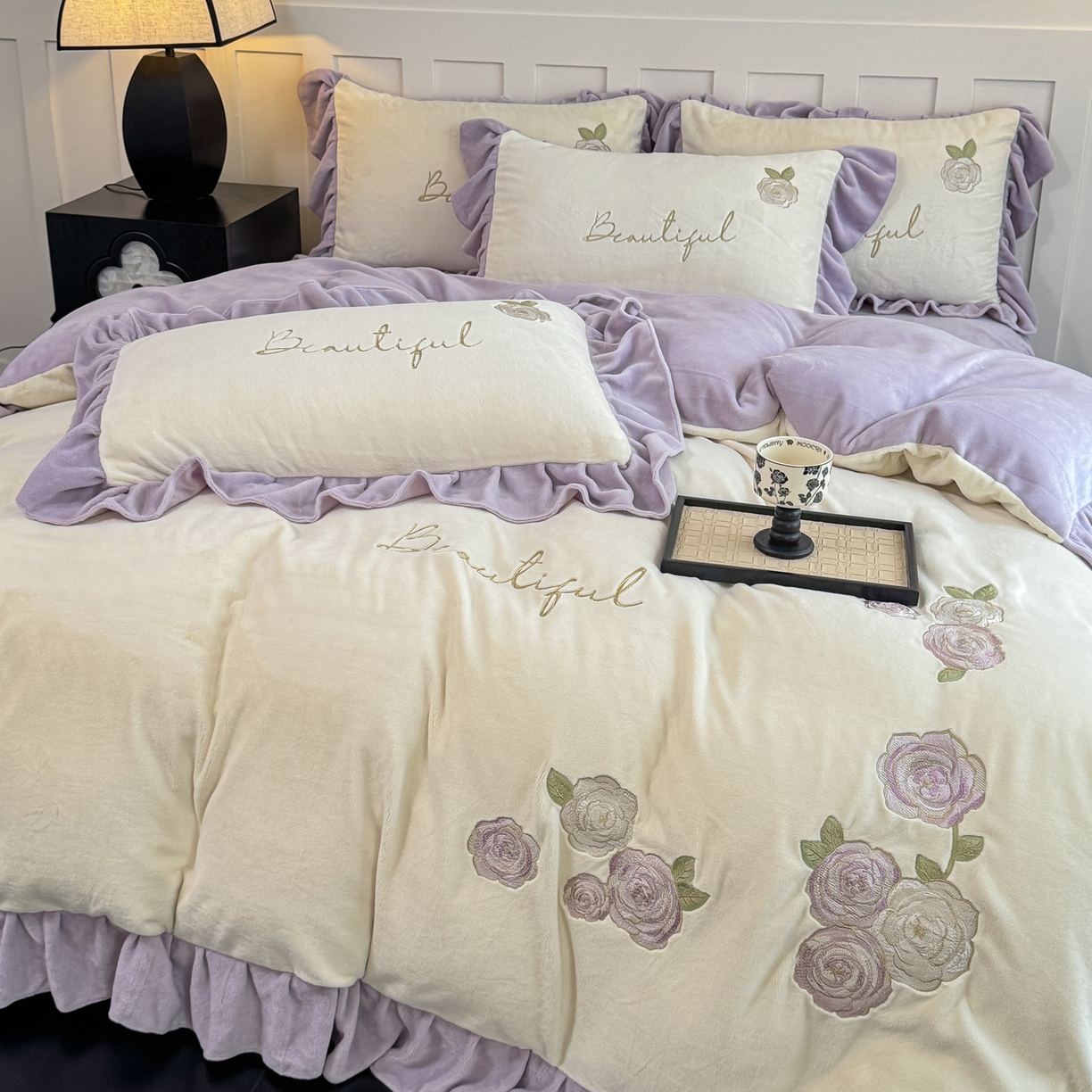 91家纺网 家纺一手货源 找家纺 KA家纺 2025新款冬高克重刺绣床裙款花边款牛奶绒四件套-秘密花园系列 秘密花园奶昔白紫