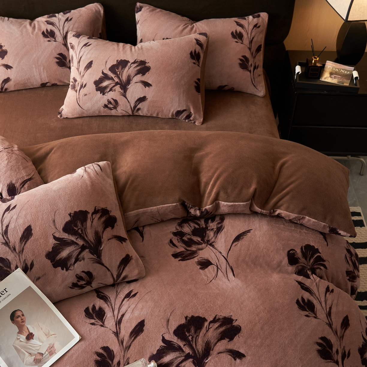 91家纺网 家纺一手货源 找家纺 吾诺家居 2025新款美拉德数码绒暖秋系列四件套 拿铁玫瑰