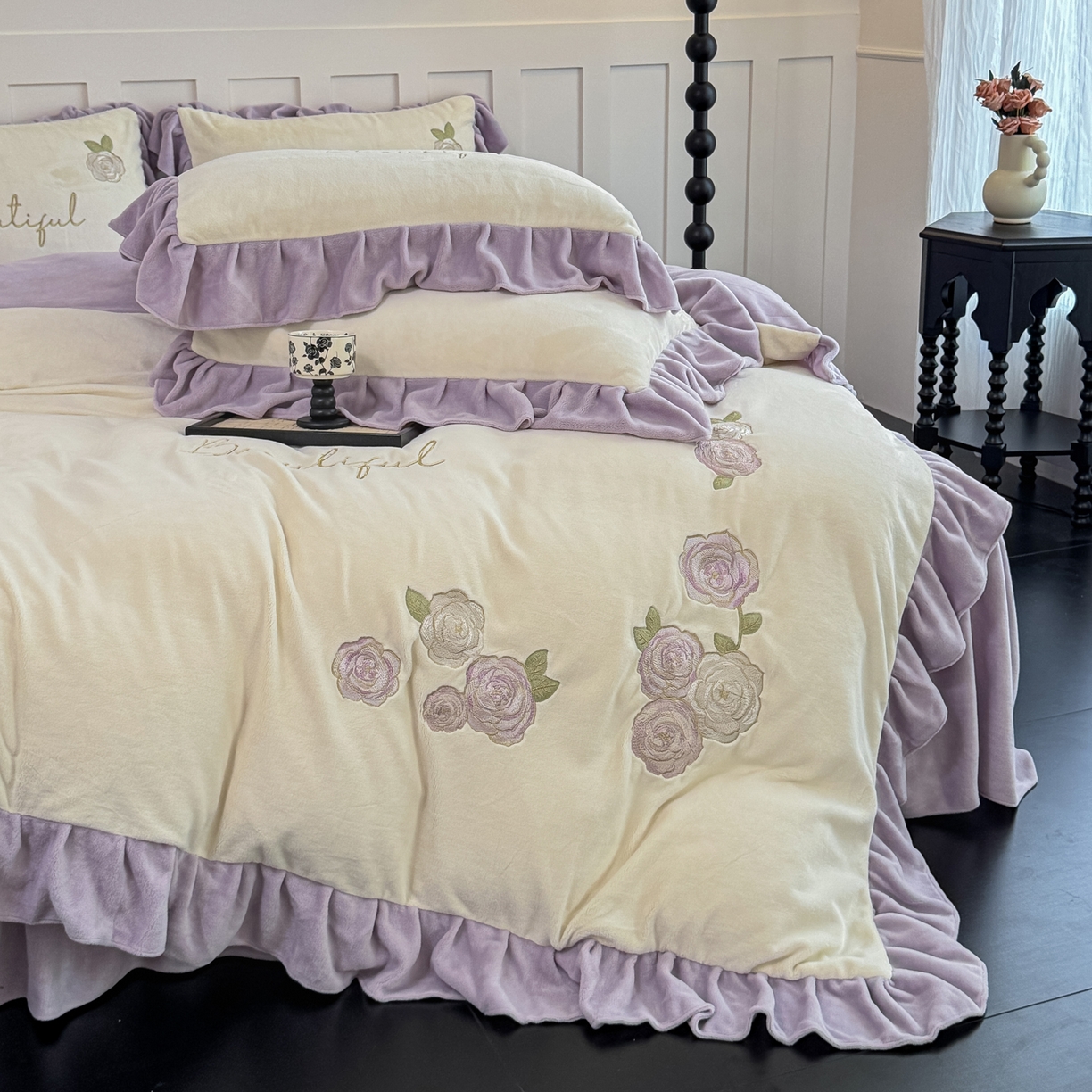 91家纺网 家纺一手货源 找家纺 KA家纺 2025新款冬高克重刺绣床裙款花边款牛奶绒四件套-秘密花园系列 秘密花园奶昔白紫