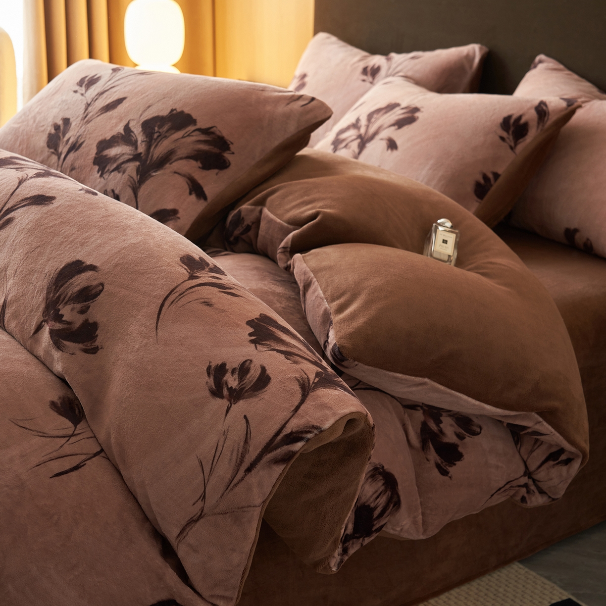 91家纺网 家纺一手货源 找家纺 吾诺家居 2025新款美拉德数码绒暖秋系列四件套 拿铁玫瑰