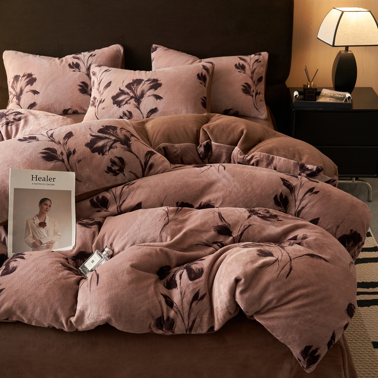 91家纺网 家纺一手货源 找家纺 吾诺家居 2025新款美拉德数码绒暖秋系列四件套 拿铁玫瑰