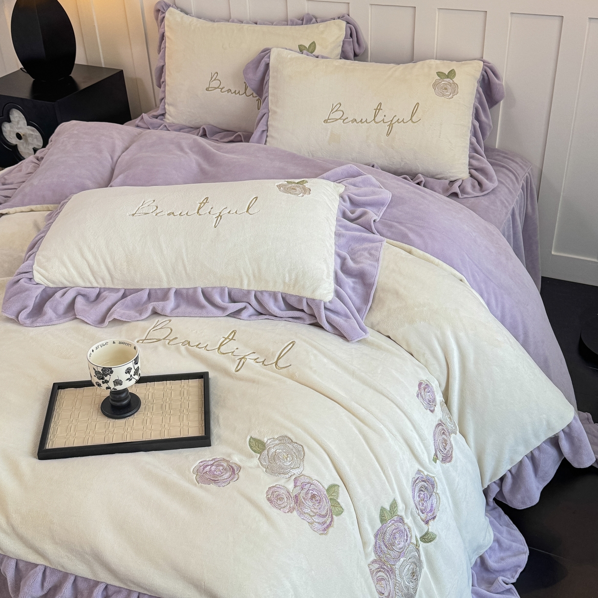 91家纺网 家纺一手货源 找家纺 KA家纺 2025新款冬高克重刺绣床裙款花边款牛奶绒四件套-秘密花园系列 秘密花园奶昔白紫