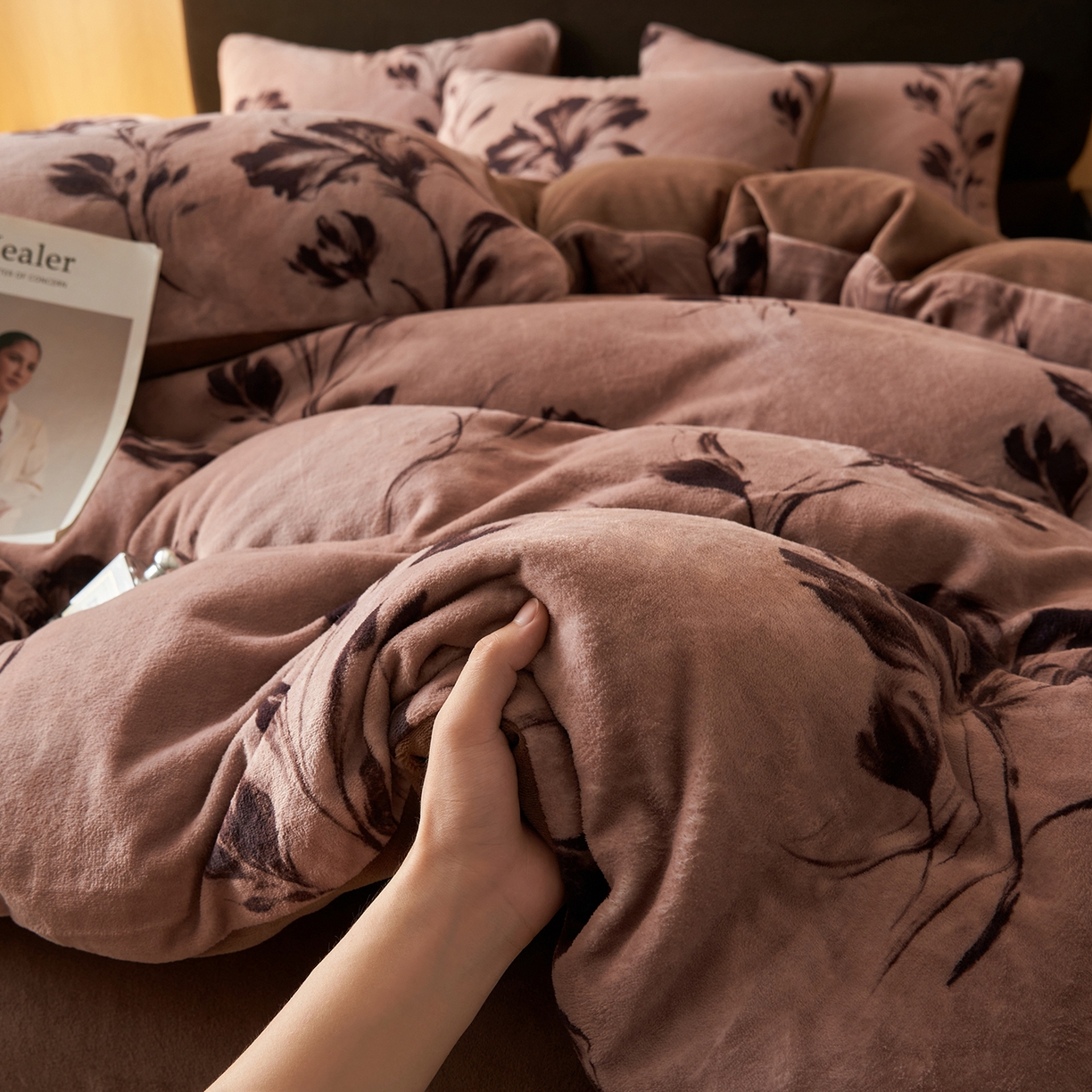 91家纺网 家纺一手货源 找家纺 吾诺家居 2025新款美拉德数码绒暖秋系列四件套 拿铁玫瑰