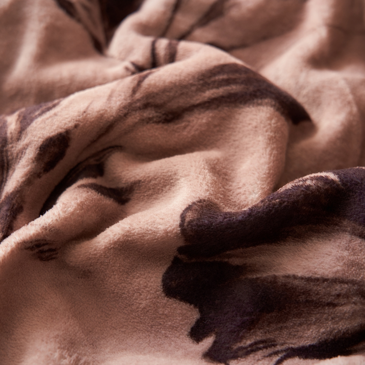 91家纺网 家纺一手货源 找家纺 吾诺家居 2025新款美拉德数码绒暖秋系列四件套 拿铁玫瑰