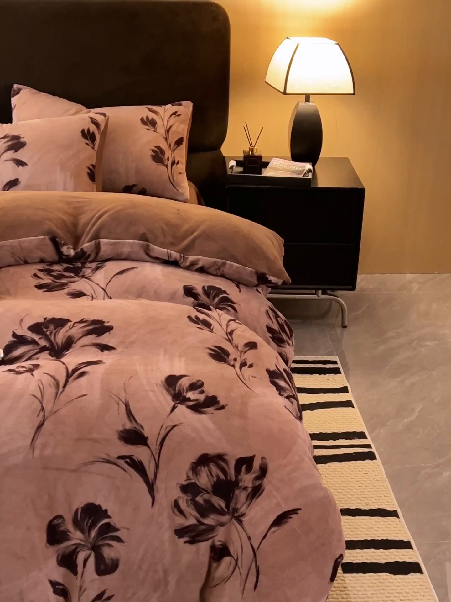 91家纺网 家纺一手货源 找家纺 吾诺家居 2025新款美拉德数码绒暖秋系列四件套 拿铁玫瑰