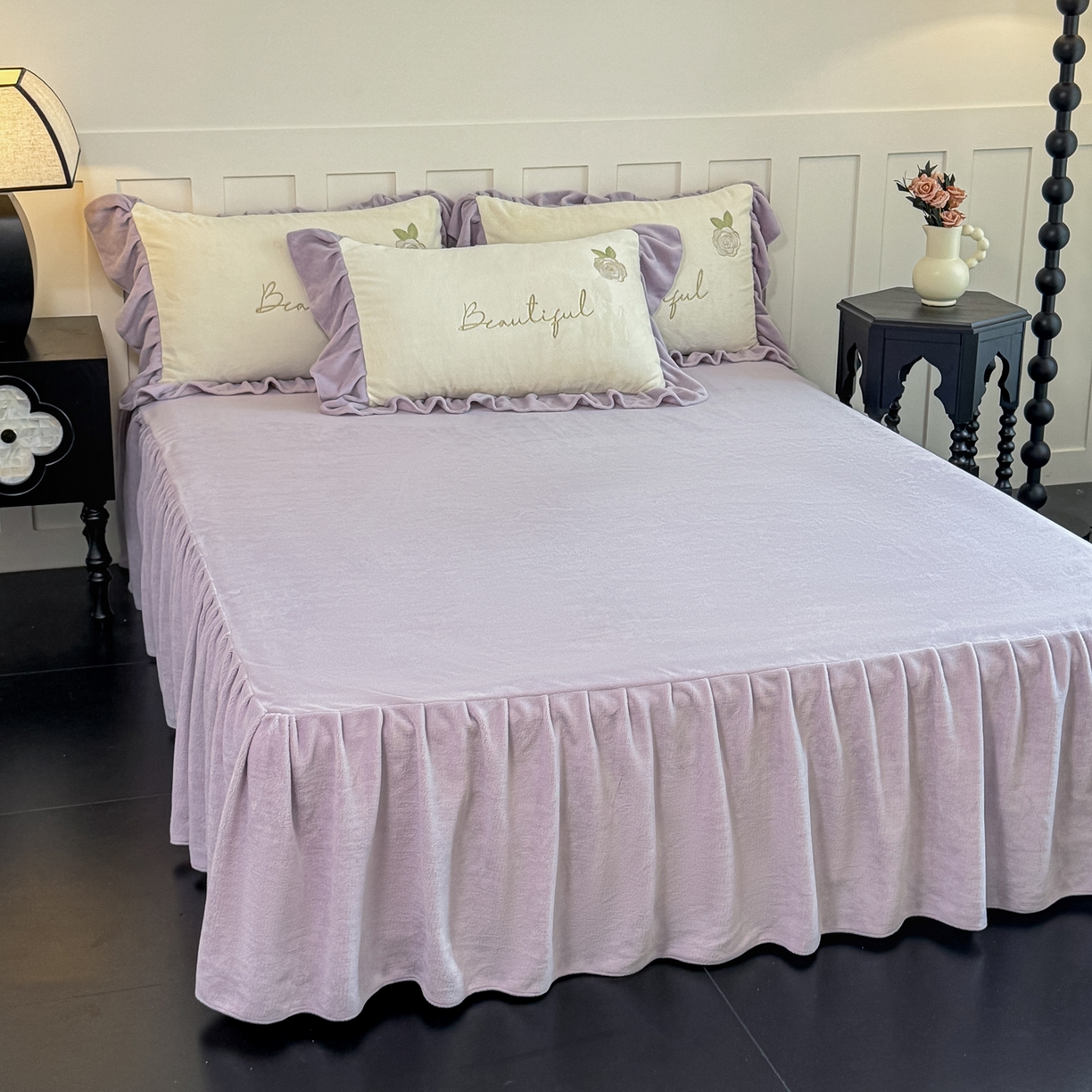 91家纺网 家纺一手货源 找家纺 KA家纺 2025新款冬高克重刺绣床裙款花边款牛奶绒四件套-秘密花园系列 秘密花园奶昔白紫