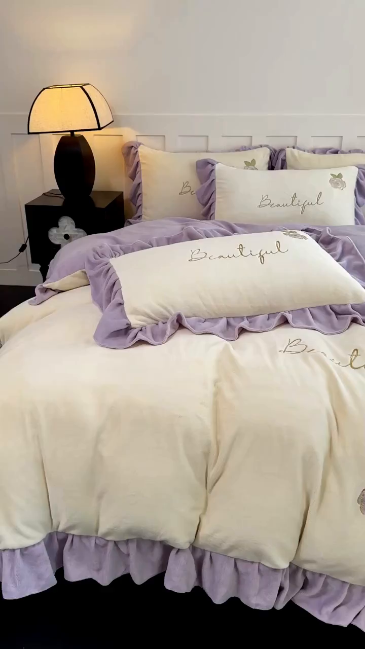 91家纺网 家纺一手货源 找家纺 KA家纺 2025新款冬高克重刺绣床裙款花边款牛奶绒四件套-秘密花园系列 秘密花园奶昔白紫