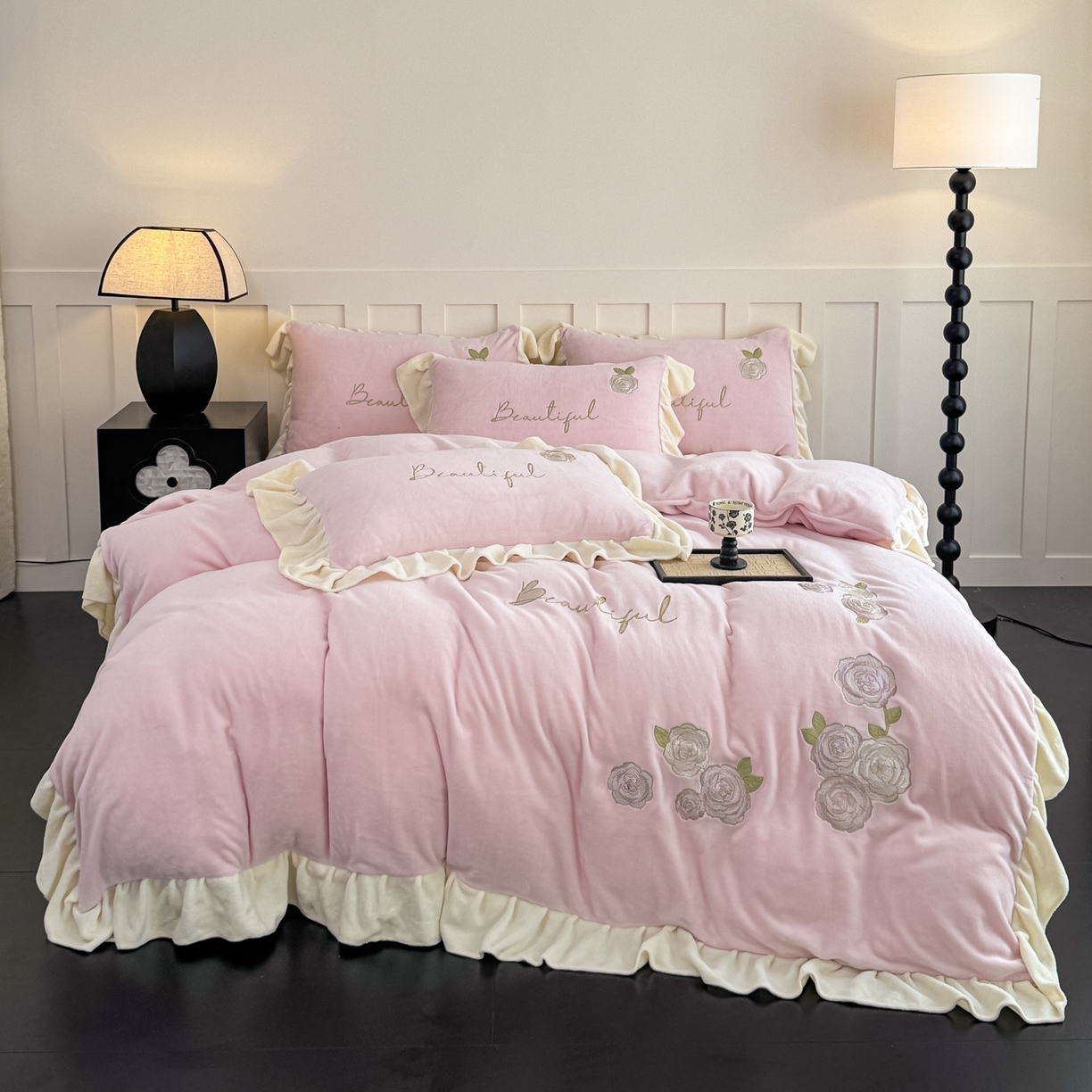 91家纺网 家纺一手货源 找家纺 KA家纺 2025新款冬高克重刺绣床裙款花边款牛奶绒四件套-秘密花园系列 秘密花园粉