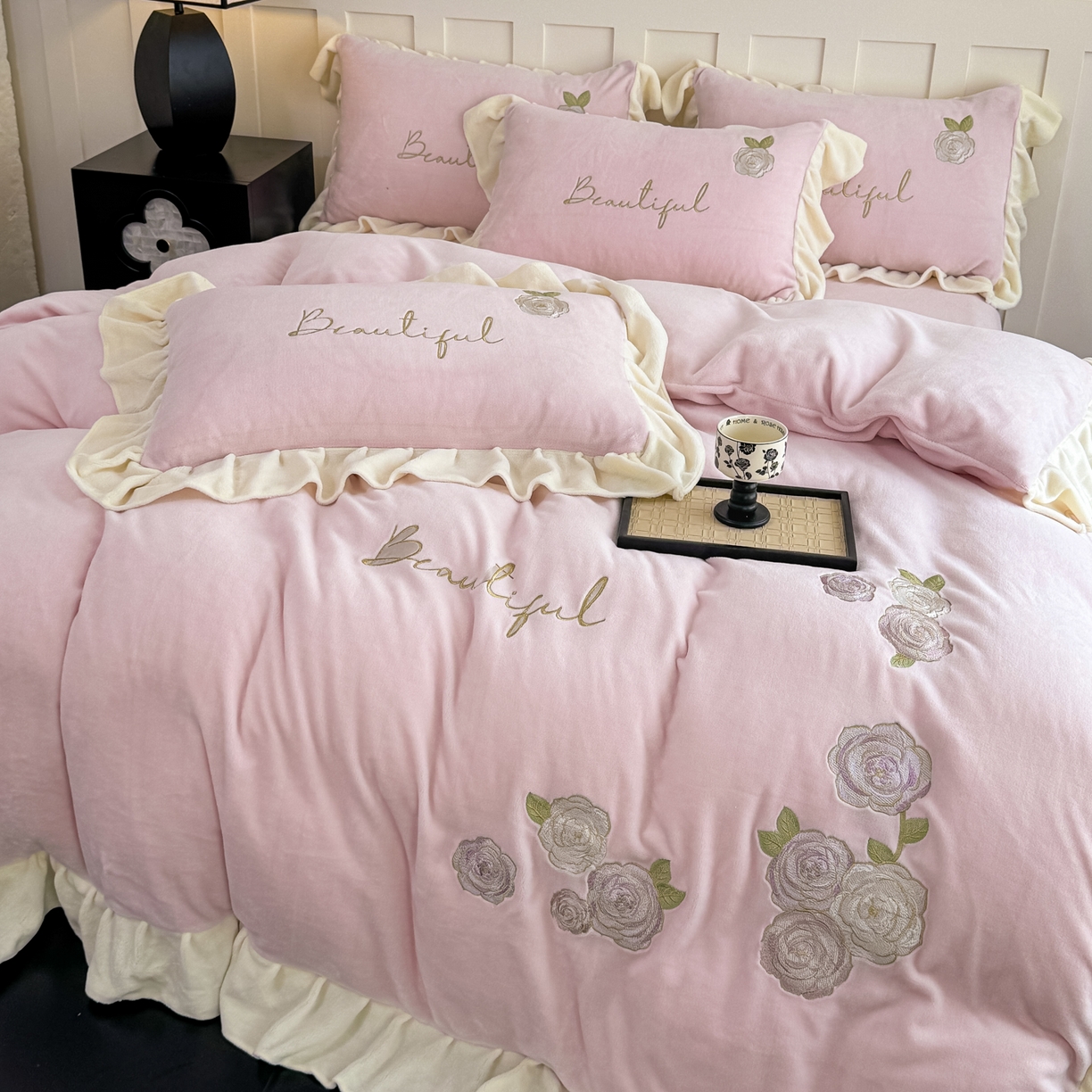 91家纺网 家纺一手货源 找家纺 KA家纺 2025新款冬高克重刺绣床裙款花边款牛奶绒四件套-秘密花园系列 秘密花园粉