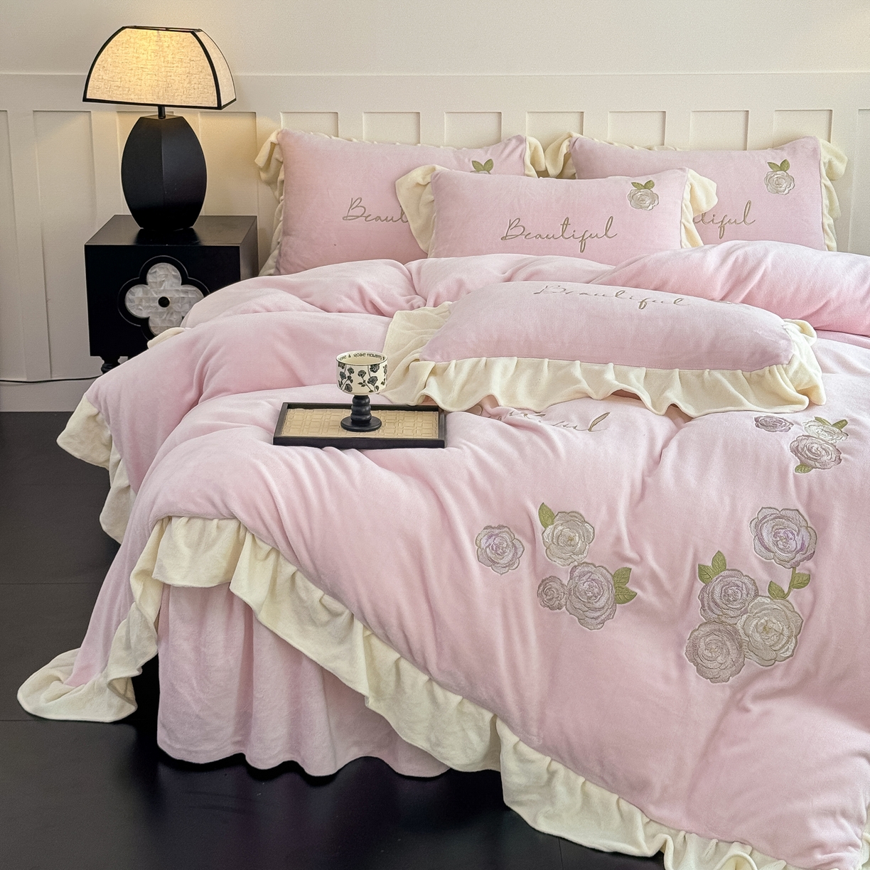 91家纺网 家纺一手货源 找家纺 KA家纺 2025新款冬高克重刺绣床裙款花边款牛奶绒四件套-秘密花园系列 秘密花园粉