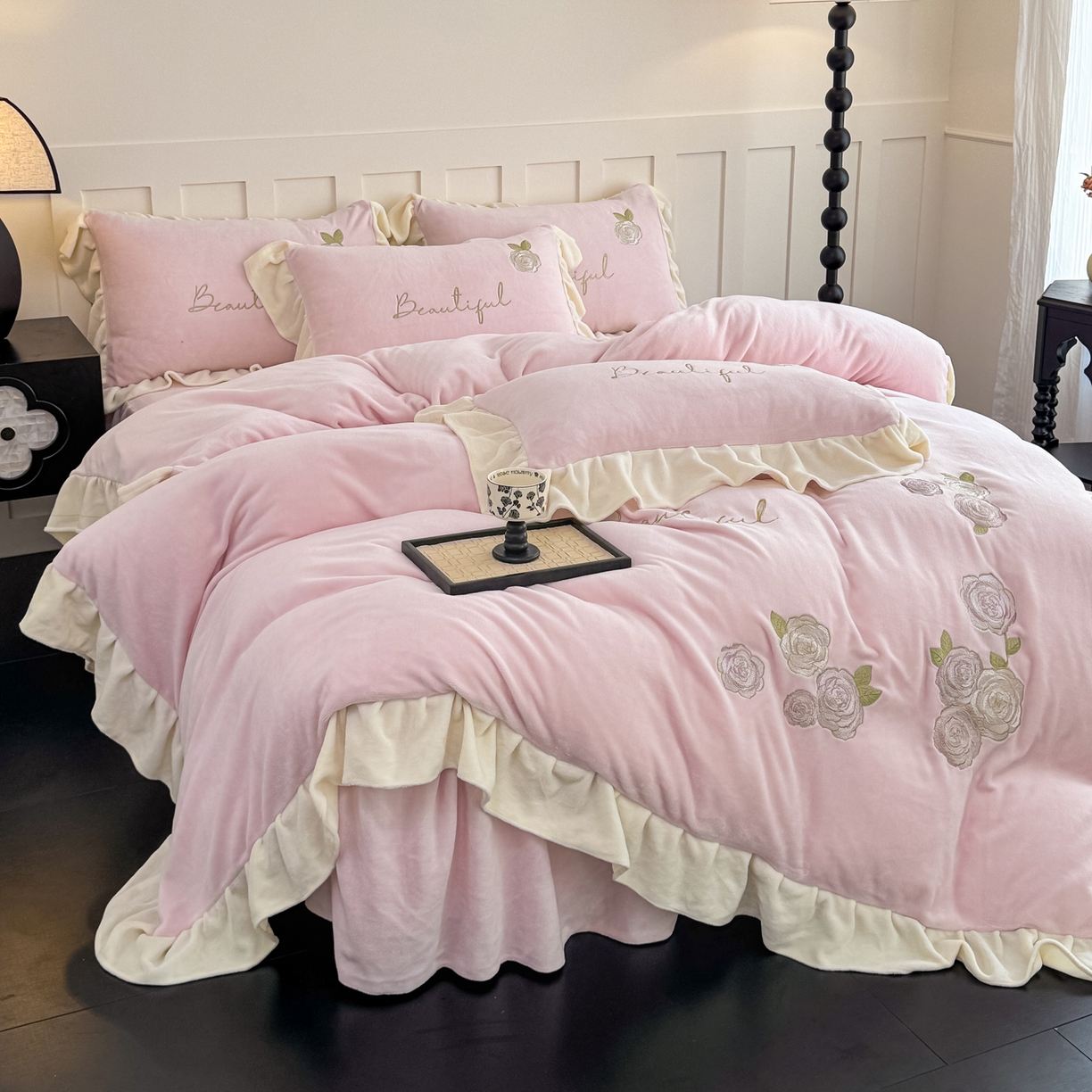 91家纺网 家纺一手货源 找家纺 KA家纺 2025新款冬高克重刺绣床裙款花边款牛奶绒四件套-秘密花园系列 秘密花园粉