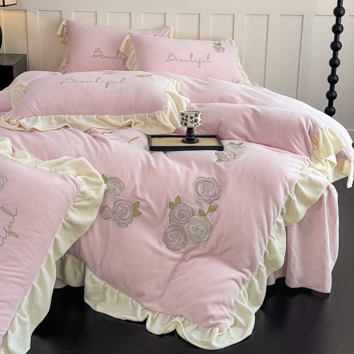 91家纺网 家纺一手货源 找家纺 KA家纺 2025新款冬高克重刺绣床裙款花边款牛奶绒四件套-秘密花园系列 秘密花园粉