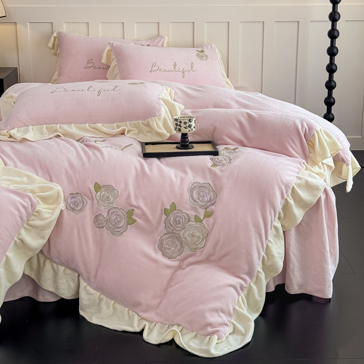 91家纺网 家纺一手货源 找家纺 KA家纺 2025新款冬高克重刺绣床裙款花边款牛奶绒四件套-秘密花园系列 秘密花园粉