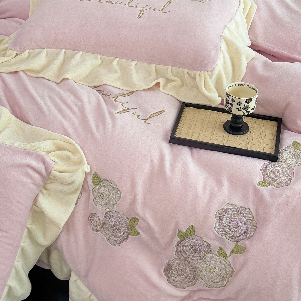 91家纺网 家纺一手货源 找家纺 KA家纺 2025新款冬高克重刺绣床裙款花边款牛奶绒四件套-秘密花园系列 秘密花园粉