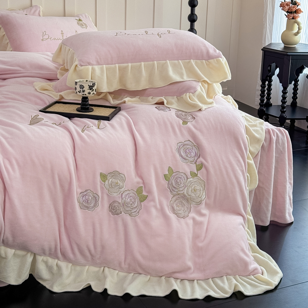 91家纺网 家纺一手货源 找家纺 KA家纺 2025新款冬高克重刺绣床裙款花边款牛奶绒四件套-秘密花园系列 秘密花园粉